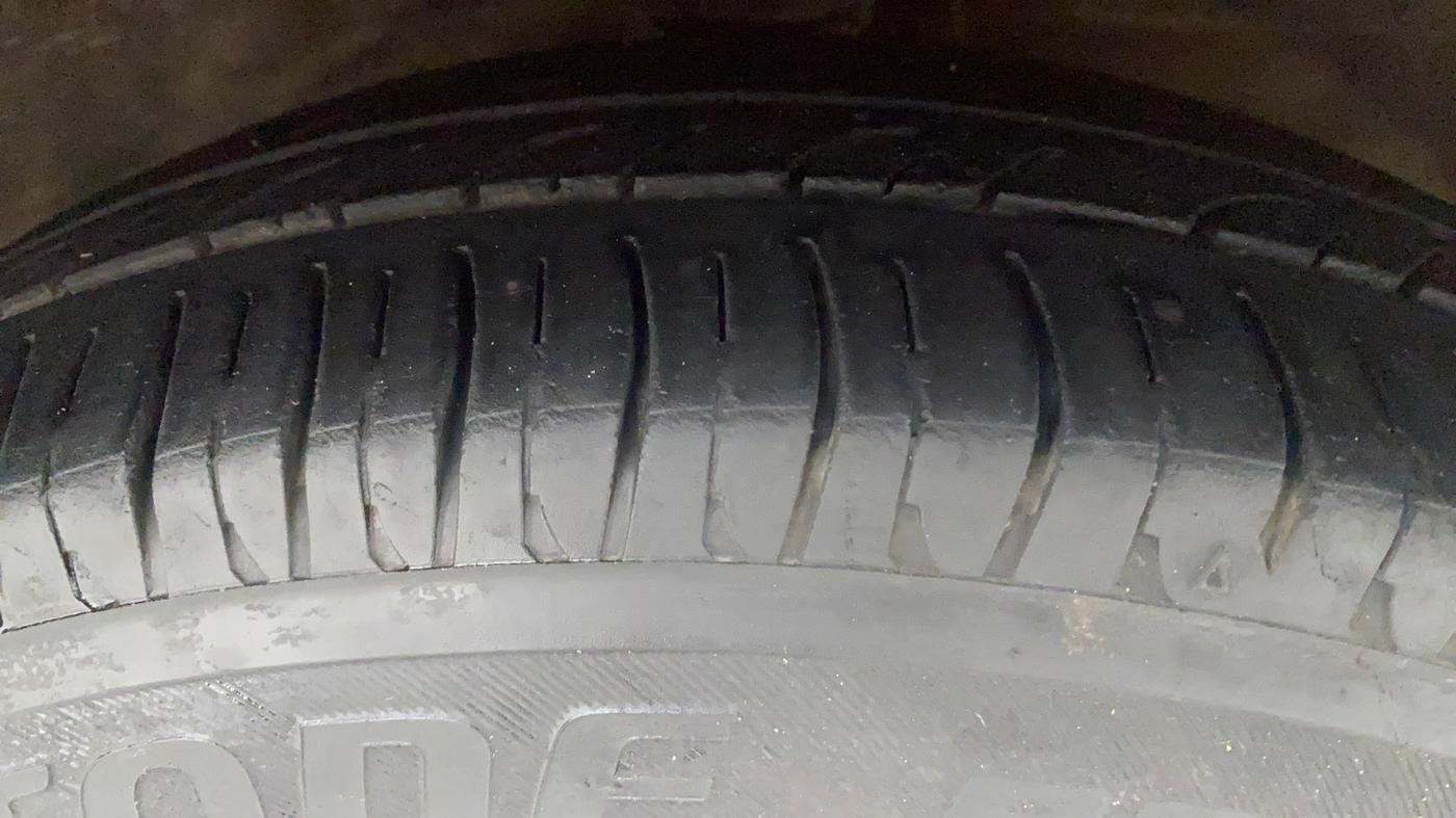 2013 Hyundai i10 MAGNA 1.2, Petrol, Manual, 1,07,827 km, Right Front Tyre Tread