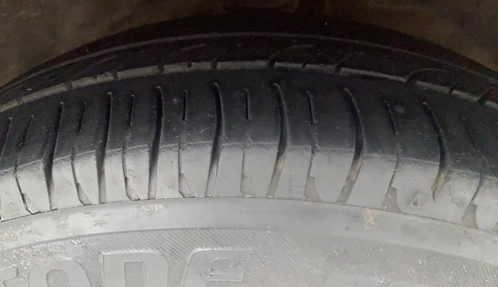 2013 Hyundai i10 MAGNA 1.2, Petrol, Manual, 1,07,827 km, Right Front Tyre Tread