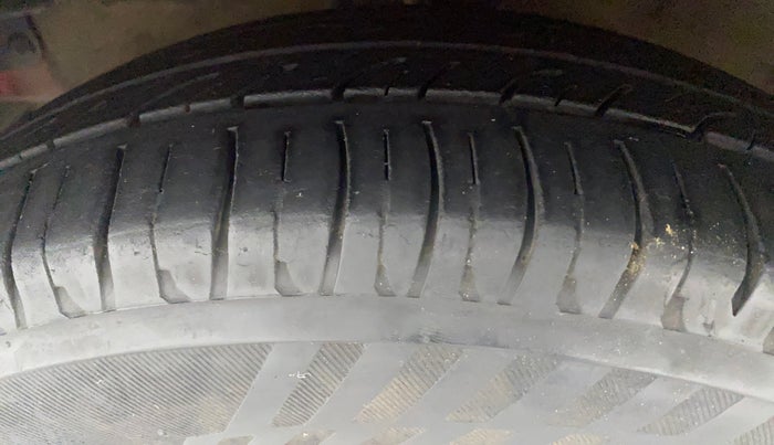 2013 Hyundai i10 MAGNA 1.2, Petrol, Manual, 1,07,827 km, Left Front Tyre Tread