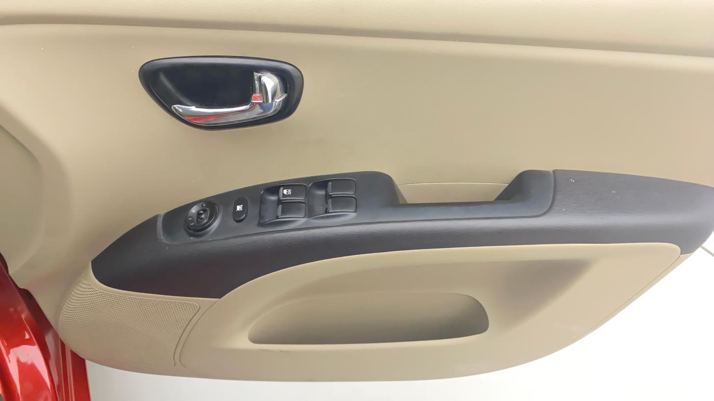 2013 Hyundai i10 MAGNA 1.2, Petrol, Manual, 1,07,827 km, Driver Side Door Panels Control