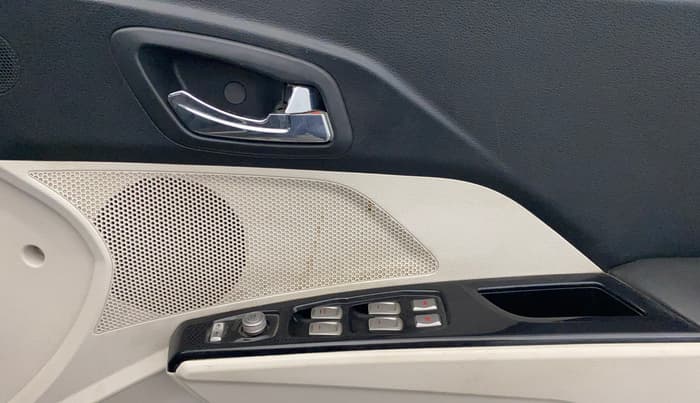 2021 Mahindra XUV300 W8 1.5 DIESEL, Diesel, Manual, 92,815 km, Driver Side Door Panels Control