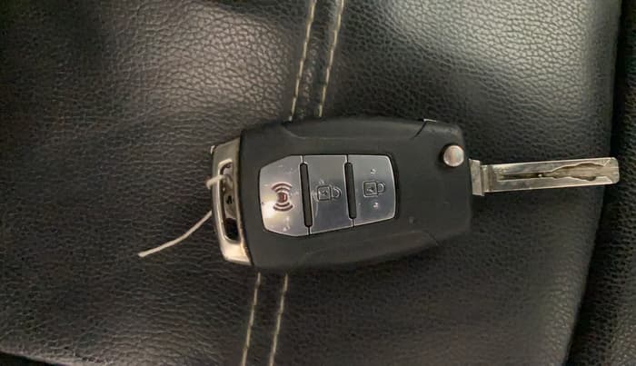 2021 Mahindra XUV300 W8 1.5 DIESEL, Diesel, Manual, 92,815 km, Key Close Up