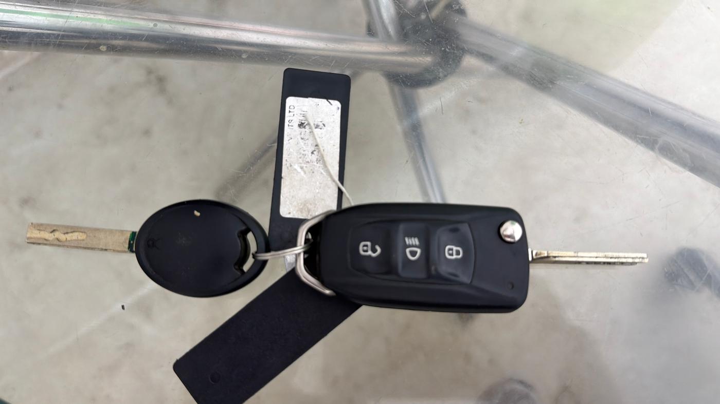 2018 Tata NEXON XM PETROL, Petrol, Manual, 43,767 km, Key Close Up