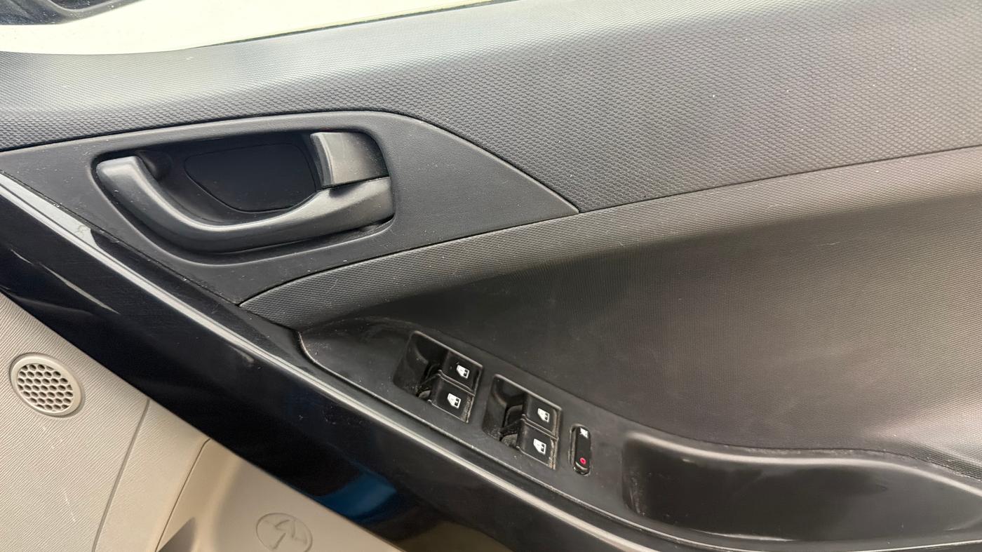 2018 Tata NEXON XM PETROL, Petrol, Manual, 43,767 km, Driver Side Door Panels Control