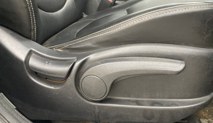 2016 Hyundai Creta SX PLUS 1.6 PETROL, Petrol, Manual, 64,333 km, Driver Side Adjustment Panel