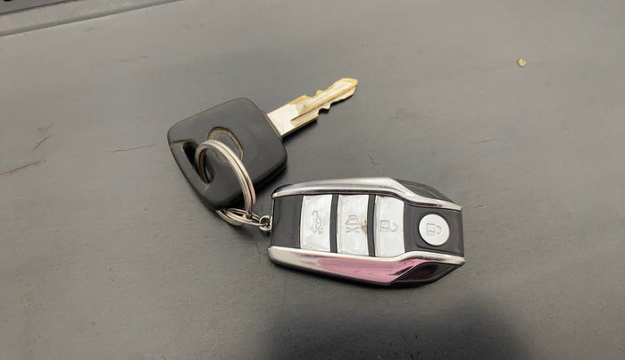 2016 Datsun Redi Go T (O), Petrol, Manual, 98,760 km, Key Close Up