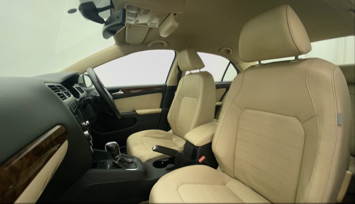 2011 Volkswagen Jetta HIGHLINE TDI AT, Diesel, Automatic, 1,08,365 km, Right Side Front Door Cabin