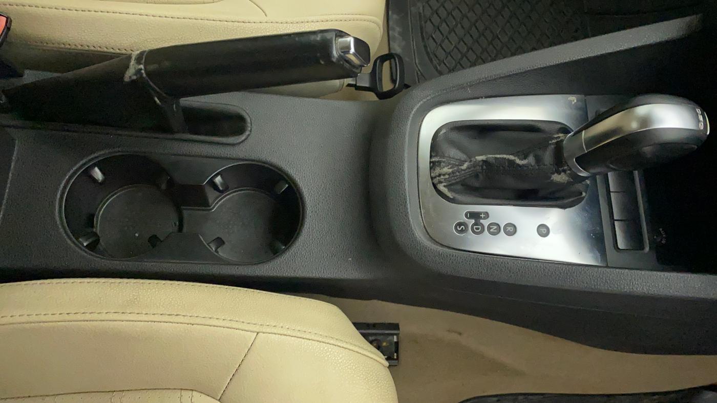 2011 Volkswagen Jetta HIGHLINE TDI AT, Diesel, Automatic, 1,08,365 km, Gear Lever