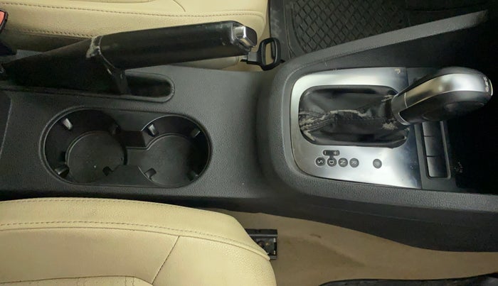 2011 Volkswagen Jetta HIGHLINE TDI AT, Diesel, Automatic, 1,08,365 km, Gear Lever