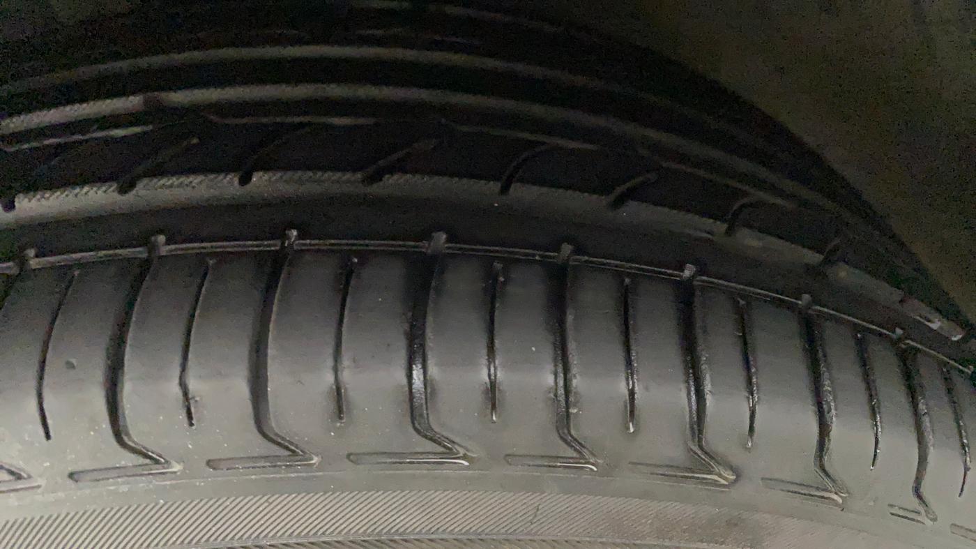2011 Volkswagen Jetta HIGHLINE TDI AT, Diesel, Automatic, 1,08,365 km, Right Rear Tyre Tread