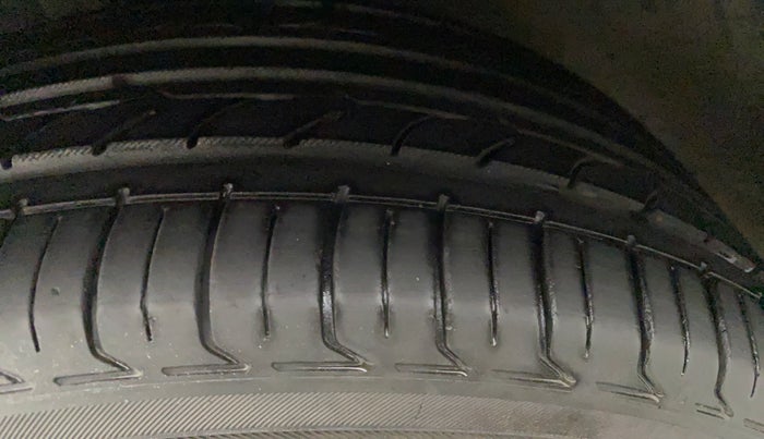 2011 Volkswagen Jetta HIGHLINE TDI AT, Diesel, Automatic, 1,08,365 km, Right Rear Tyre Tread