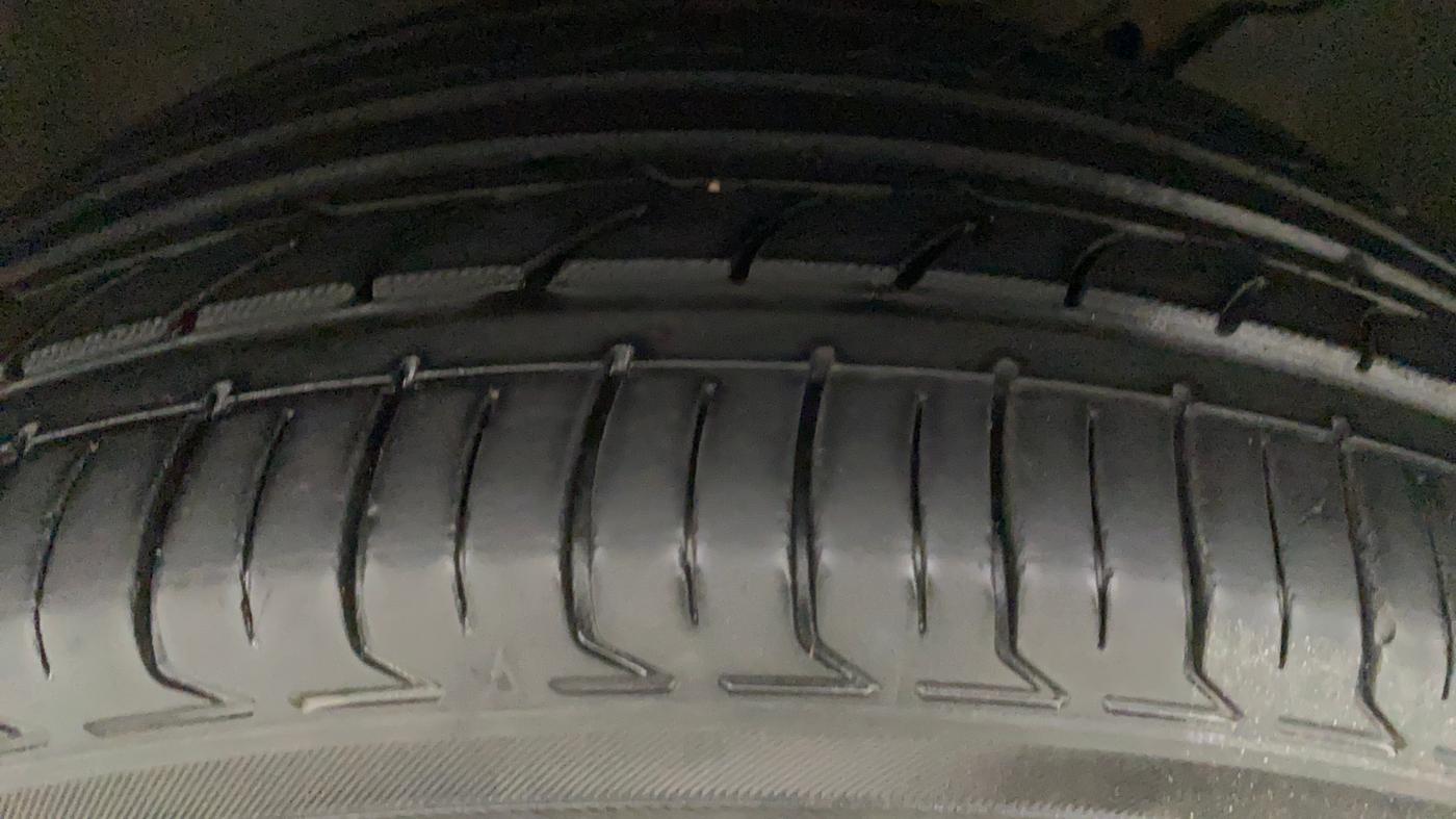 2011 Volkswagen Jetta HIGHLINE TDI AT, Diesel, Automatic, 1,08,365 km, Left Front Tyre Tread