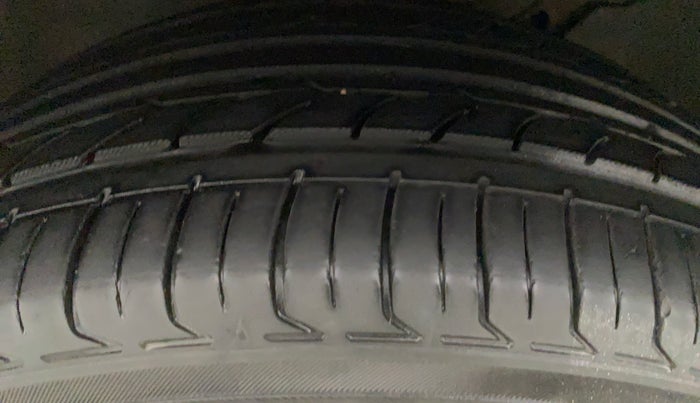2011 Volkswagen Jetta HIGHLINE TDI AT, Diesel, Automatic, 1,08,365 km, Left Front Tyre Tread