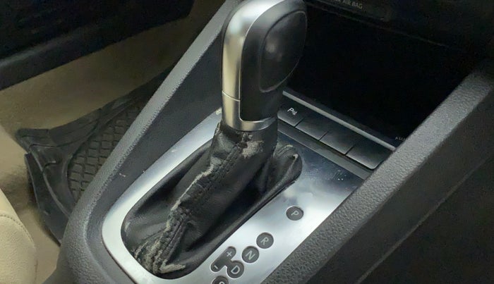 2011 Volkswagen Jetta HIGHLINE TDI AT, Diesel, Automatic, 1,08,365 km, Gear lever - Boot cover slightly torn