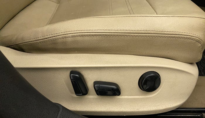 2011 Volkswagen Jetta HIGHLINE TDI AT, Diesel, Automatic, 1,08,365 km, Driver Side Adjustment Panel
