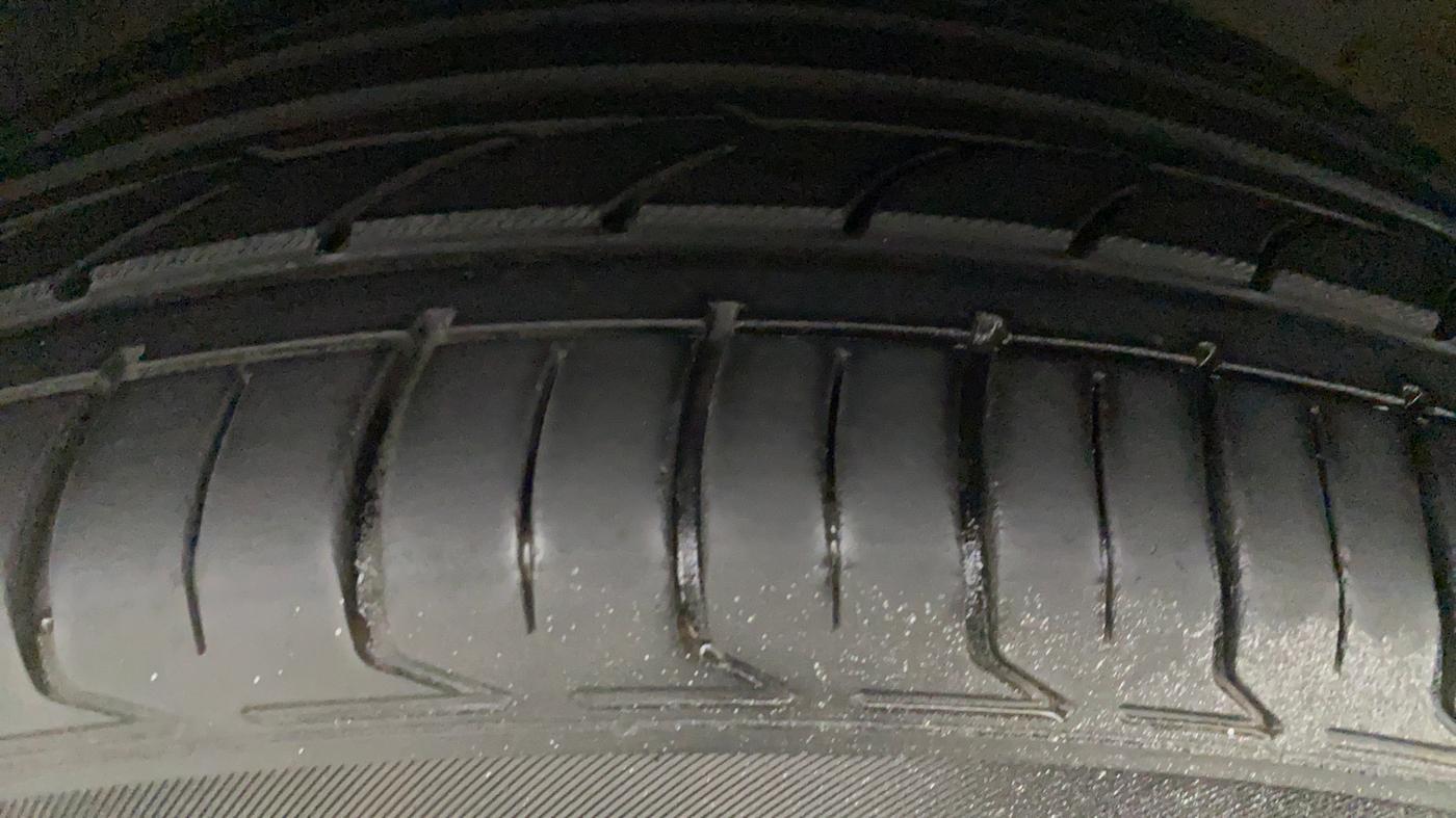 2011 Volkswagen Jetta HIGHLINE TDI AT, Diesel, Automatic, 1,08,365 km, Right Front Tyre Tread
