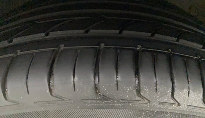 2011 Volkswagen Jetta HIGHLINE TDI AT, Diesel, Automatic, 1,08,365 km, Right Front Tyre Tread