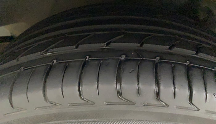 2011 Volkswagen Jetta HIGHLINE TDI AT, Diesel, Automatic, 1,08,365 km, Left Rear Tyre Tread