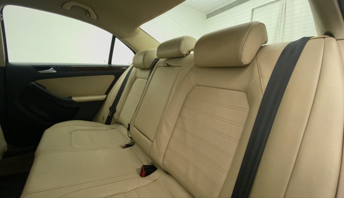 2011 Volkswagen Jetta HIGHLINE TDI AT, Diesel, Automatic, 1,08,365 km, Right Side Rear Door Cabin