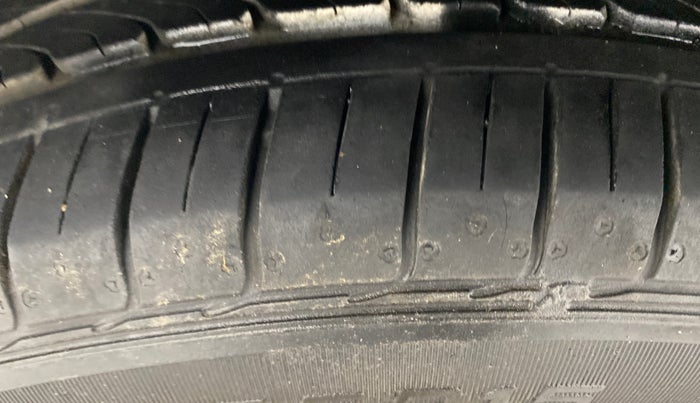 2017 Volkswagen Ameo COMFORTLINE 1.2L, Petrol, Manual, 57,495 km, Left Front Tyre Tread