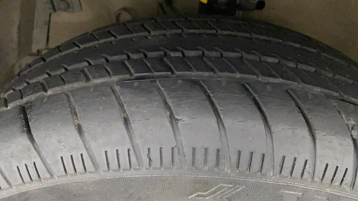 2017 Maruti Ertiga VXI ABS, Petrol, Manual, 76,725 km, Left Front Tyre Tread