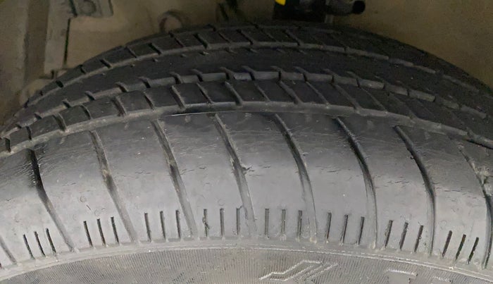 2017 Maruti Ertiga VXI ABS, Petrol, Manual, 76,725 km, Left Front Tyre Tread