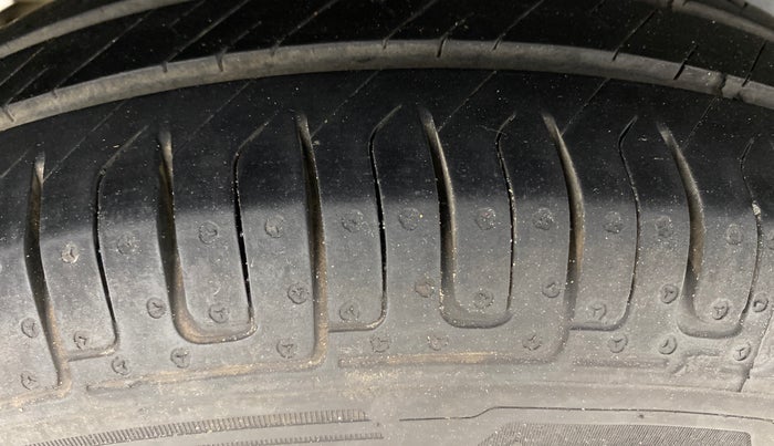 2016 Maruti Swift VXI, Petrol, Manual, 62,915 km, Right Rear Tyre Tread
