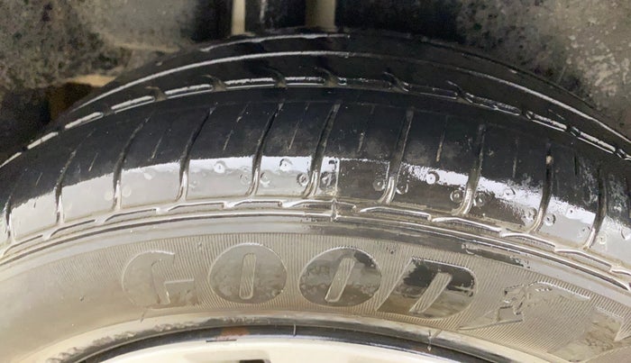 2016 Maruti Ciaz VDI+ SHVS, Diesel, Manual, 84,075 km, Right Rear Tyre Tread