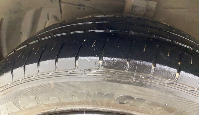 2016 Maruti Ciaz VDI+ SHVS, Diesel, Manual, 84,075 km, Left Front Tyre Tread