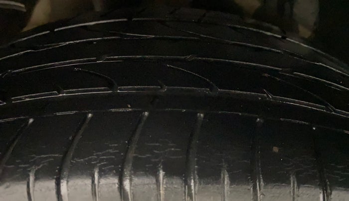 2016 Hyundai Creta SX PLUS  ANNIVERSARY EDITION 1.6 PETROL, Petrol, Manual, 41,701 km, Right Rear Tyre Tread