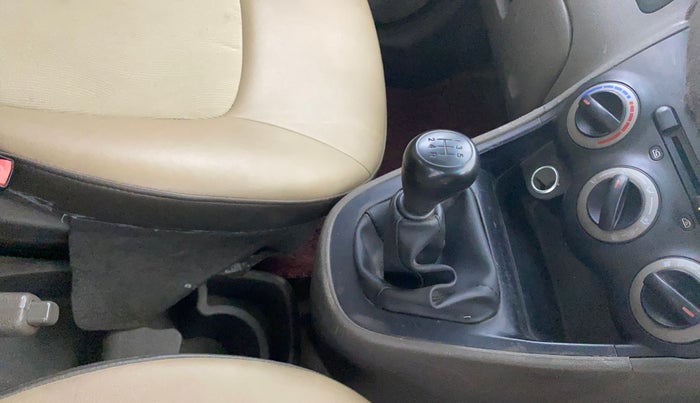2016 Hyundai i10 D LITE 1.1, CNG, Manual, 85,948 km, Gear Lever