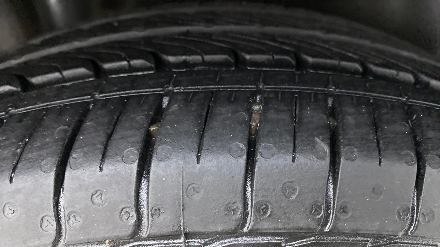 2015 Maruti Swift ZXI D, Petrol, Manual, 33,128 km, Right Rear Tyre Tread