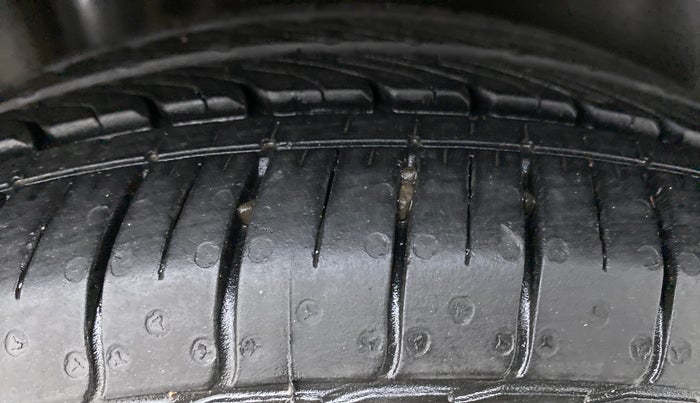 2015 Maruti Swift ZXI D, Petrol, Manual, 33,128 km, Right Rear Tyre Tread