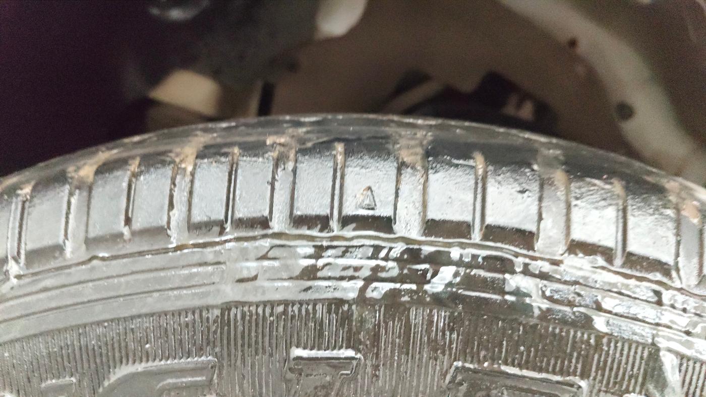 2016 Mahindra TUV300 T8, Diesel, Manual, 1,12,896 km, Left Front Tyre Tread