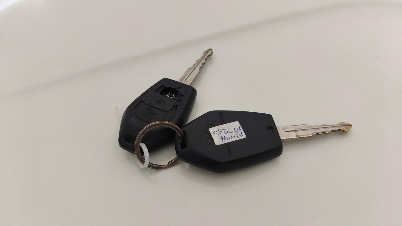 2016 Mahindra TUV300 T8, Diesel, Manual, 1,12,896 km, Key Close Up