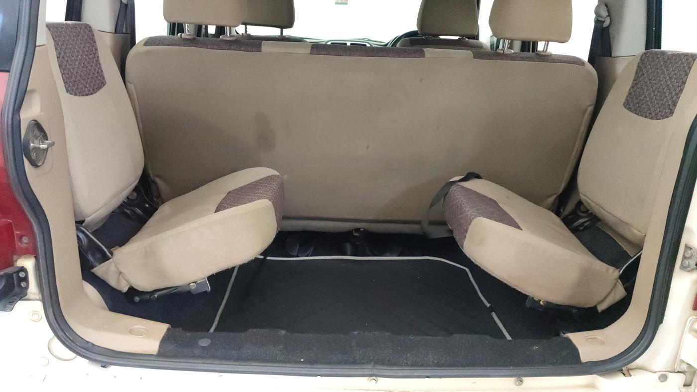 2016 Mahindra TUV300 T8, Diesel, Manual, 1,12,896 km, Boot Inside
