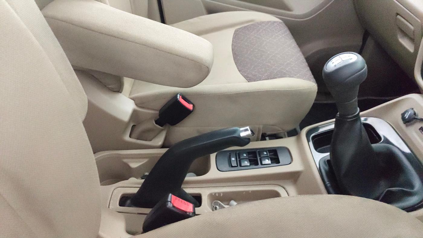 2016 Mahindra TUV300 T8, Diesel, Manual, 1,12,896 km, Gear Lever