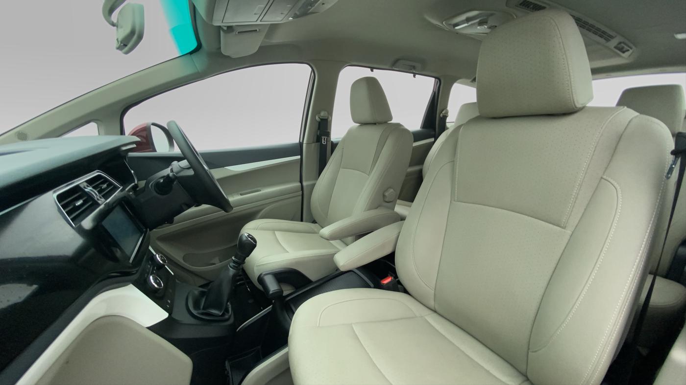 2018 Mahindra MARAZZO M8 7 STR, Diesel, Manual, Right Side Front Door Cabin