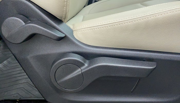 2018 Mahindra MARAZZO M8 7 STR, Diesel, Manual, Driver Side Adjustment Panel