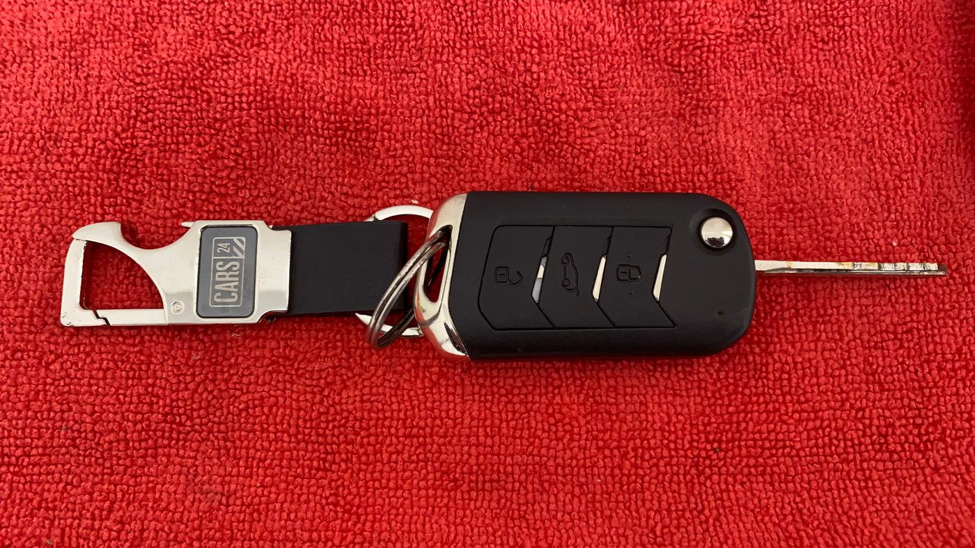2018 Mahindra MARAZZO M8 7 STR, Diesel, Manual, Key Close Up