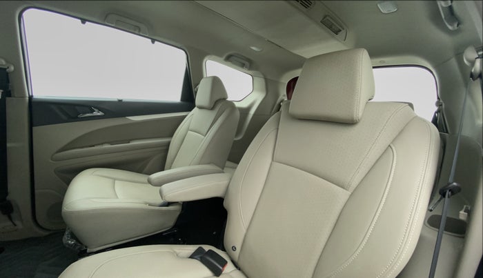 2018 Mahindra MARAZZO M8 7 STR, Diesel, Manual, Right Side Rear Door Cabin