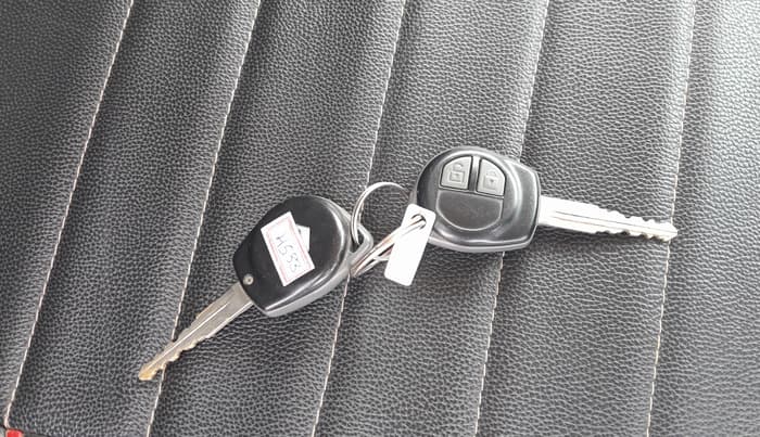 2015 Maruti Swift VXI, Petrol, Manual, 30,670 km, Key Close Up