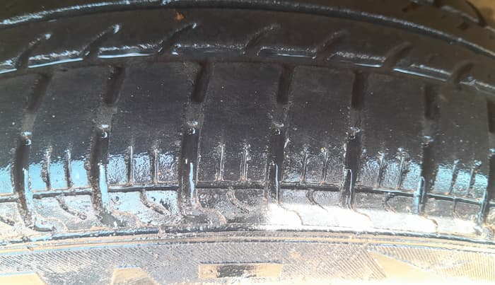 2015 Maruti Swift VXI, Petrol, Manual, 30,670 km, Left Front Tyre Tread