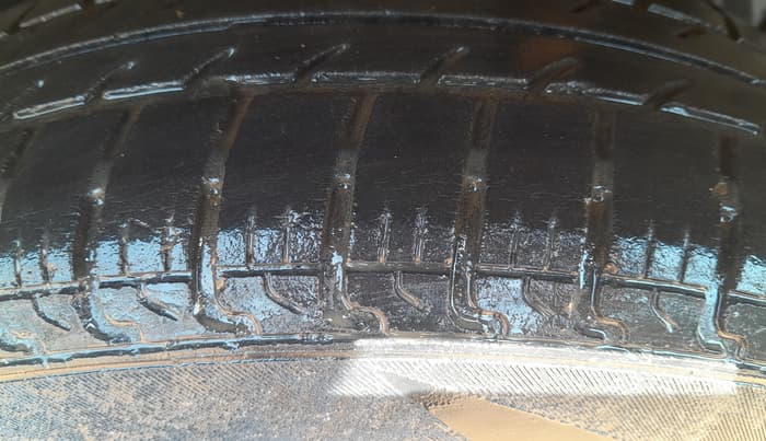 2015 Maruti Swift VXI, Petrol, Manual, 30,670 km, Left Rear Tyre Tread