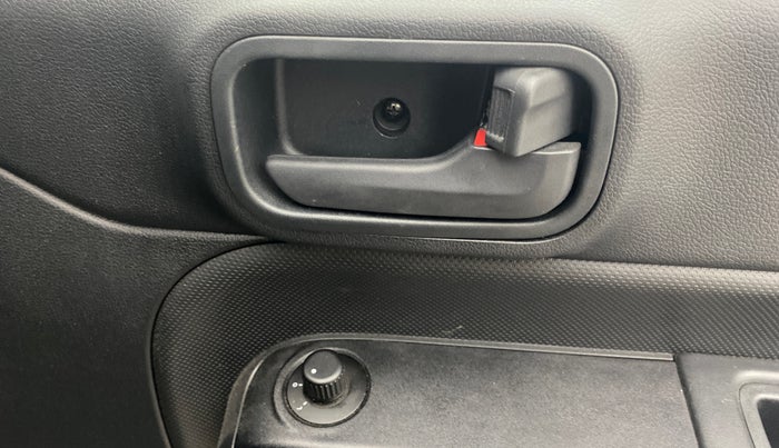 2022 Mahindra Thar LX PETROL HT 4WD AT, Petrol, Automatic, 28,294 km, Driver Side Door Panels Control