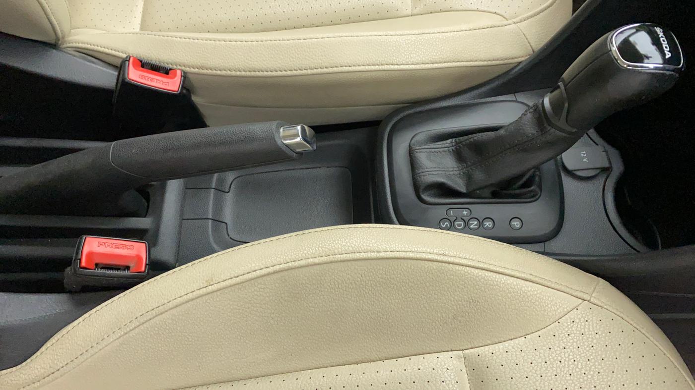 2017 Skoda Rapid 1.6 MPI STYLE AT, Petrol, Automatic, 43,728 km, Gear Lever