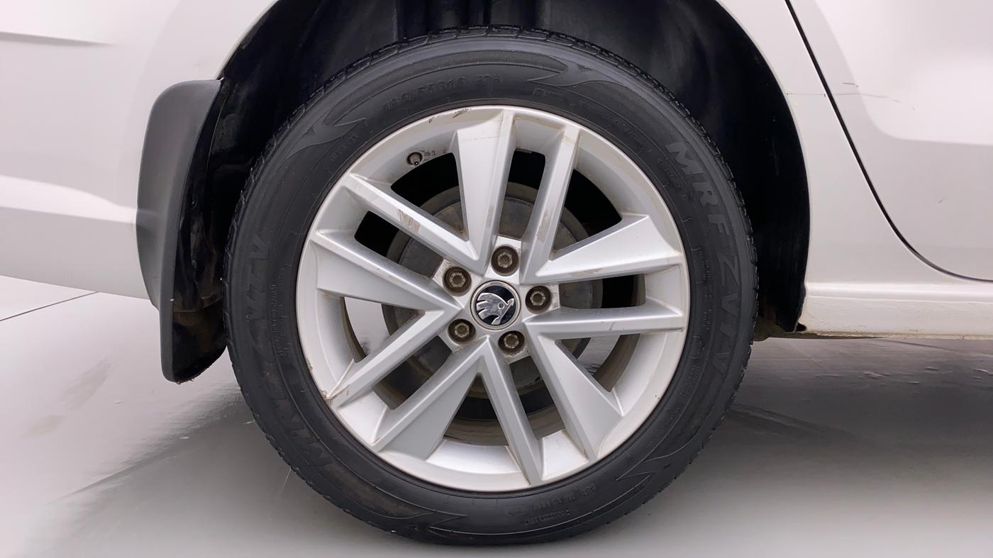 2017 Skoda Rapid 1.6 MPI STYLE AT, Petrol, Automatic, 43,728 km, Right Rear Wheel