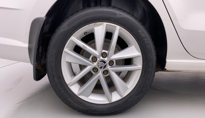 2017 Skoda Rapid 1.6 MPI STYLE AT, Petrol, Automatic, 43,728 km, Right Rear Wheel