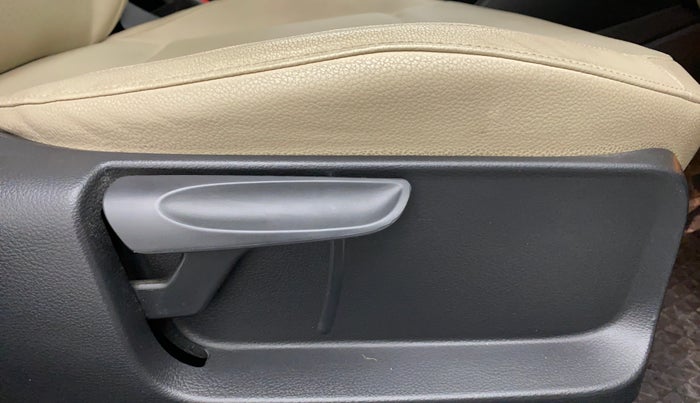 2017 Skoda Rapid 1.6 MPI STYLE AT, Petrol, Automatic, 43,728 km, Driver Side Adjustment Panel