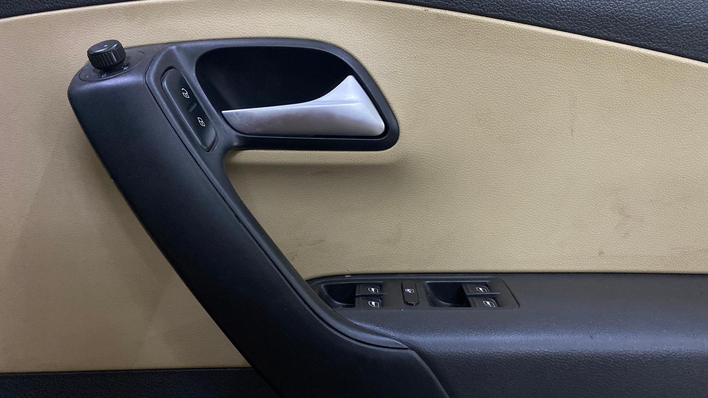 2015 Volkswagen Polo HIGHLINE1.2L, Petrol, Manual, 15,444 km, Driver Side Door Panels Control